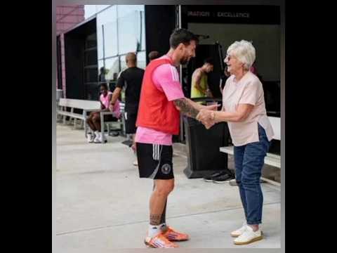 David Beckham S Mom Meets Messi For The First Time