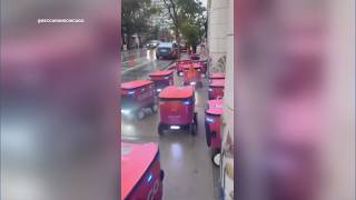 Delivery robot traffic jam clogs Chicago sidewalk