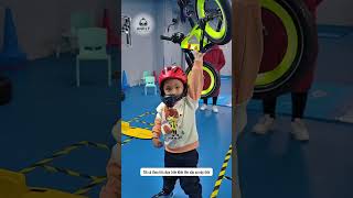 Các bạn nhỏ chạy trốn khỏi tên xấu xa giữ xe các bé #shorts