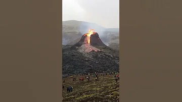 انفجار بركان في ايسلندا وتجمهر السكان لمشاهدته 
