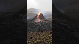 انفجار بركان في ايسلندا وتجمهر السكان لمشاهدته