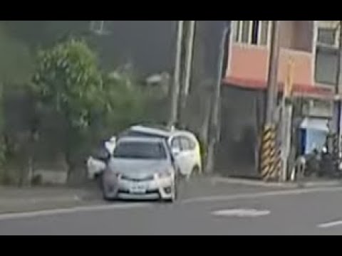 【車禍影片】 CRV自撞停在人行道汽車（2022 08 26 桃園市龜山區振興路