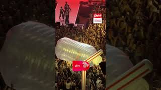 Katy Perry chante "I Kissed A Girl" dans une bouteille g&eacute;ante !