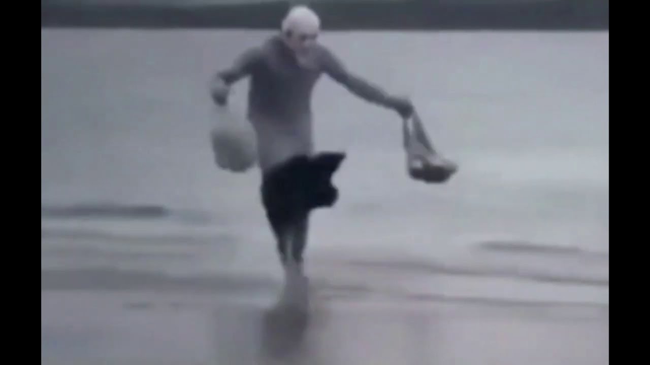Лицедеи бабка. Лицедеи бабка с авоськами. Бабушка бежит по воде. Бежит по воде с пакетами. Бабка бежит по воде с сумками