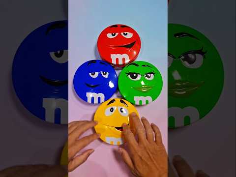 ASMR M&M'sの缶を開ける | 心地よいパリパリ感とタッピング #shorts