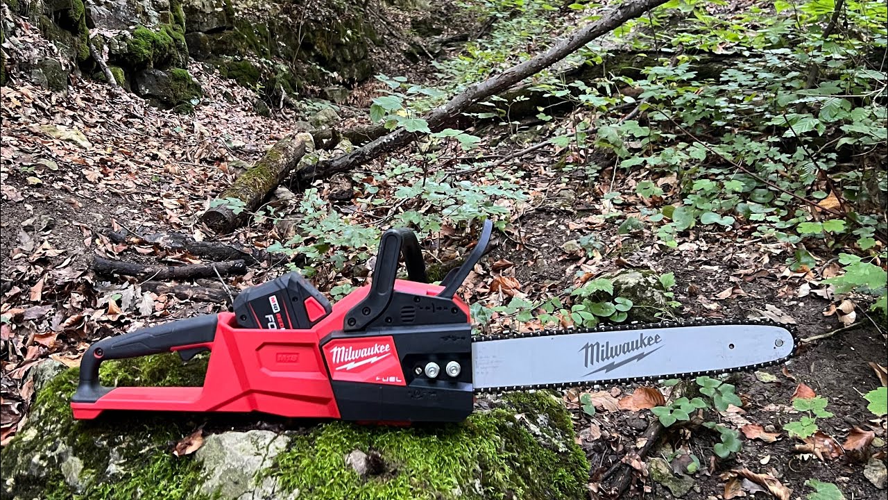 Testing for the first time Milwaukee M18 FCHS battery powered chainsaw.(Fierastrau lant Milwaukee.)