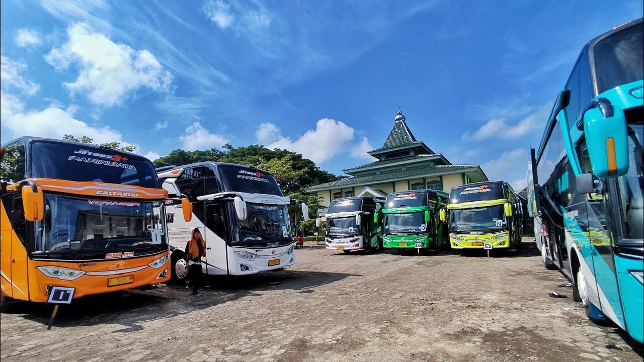 PELANGI BERJALAN! Konvoi Warna-warni 17 Unit Bus Subur Jaya