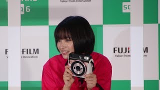富士写真フイルム 広瀬すず 等身大POP カットアウト 2019年用 女優 ・広瀬すずが登場!富士フイルム instax・チェキ新製品を