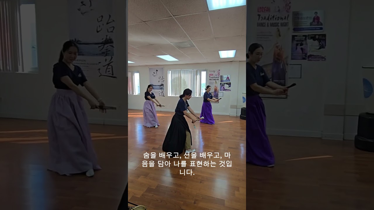 산수풍류 MASTER CLASS 숨을 배우고, 선을 배우고, 나를 표현하는 시간.이번 여름 춤누리에서 당신 안에 숨겨진 예술성을 깨워보세요. Aug/ 1 · 8 · 15,