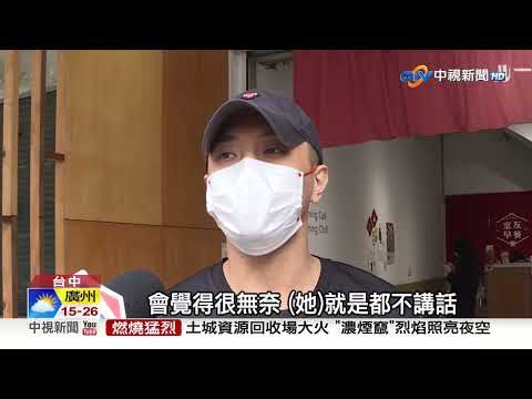 騎士大過彎"自摔滾地" 牽車竟又"誤催油門"撞店!│中視新聞 20230314