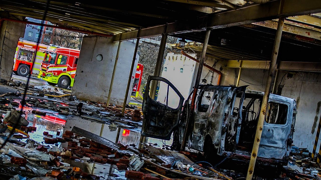 17.4.2022 V Ostravě-Zábřehu hořela dodávka v hale určené k demolici | HZS MSK