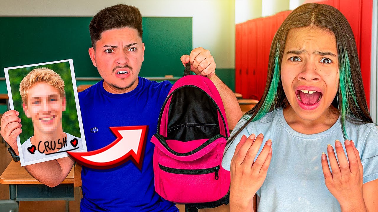 o que encontrei dentro da mochila dela...