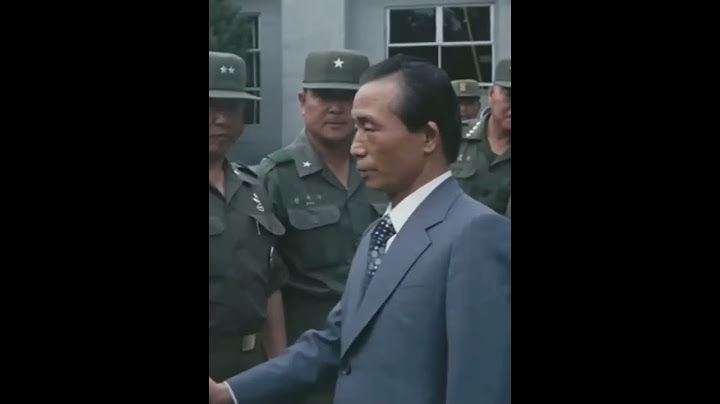 포스타도 칼각으로 경례 시켰던 그 당시 박정희 위엄