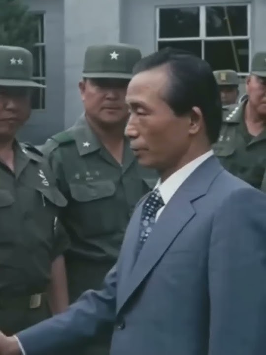 포스타도 칼각으로 경례 시켰던 그 당시 박정희 위엄