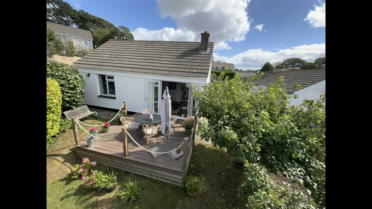 Мидвей Драйв, Труро - Хорошо представленный отдельно стоящий бунгало с гаражом и садом...