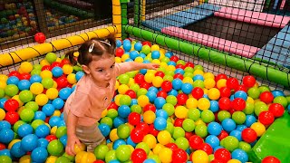 Beyza Oyun Alanındaki Dev Kaydıraktan Kaydı I Renkli Top Oyunları Oynadı