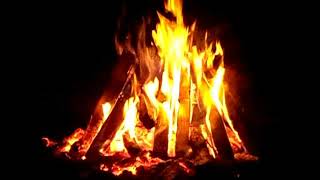 The wall of fire of the night campfire: with noise smoke flying sparks #video