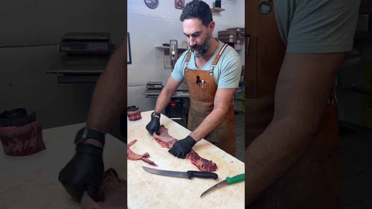 Посмотрите, как мясник из «Серебряной лисы» мастерски очищает стейк из наружной части туши. Совет...