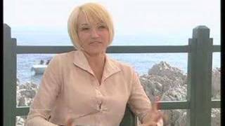 ELLEN BARKIN KNOWS WHEN TO FOLD EM