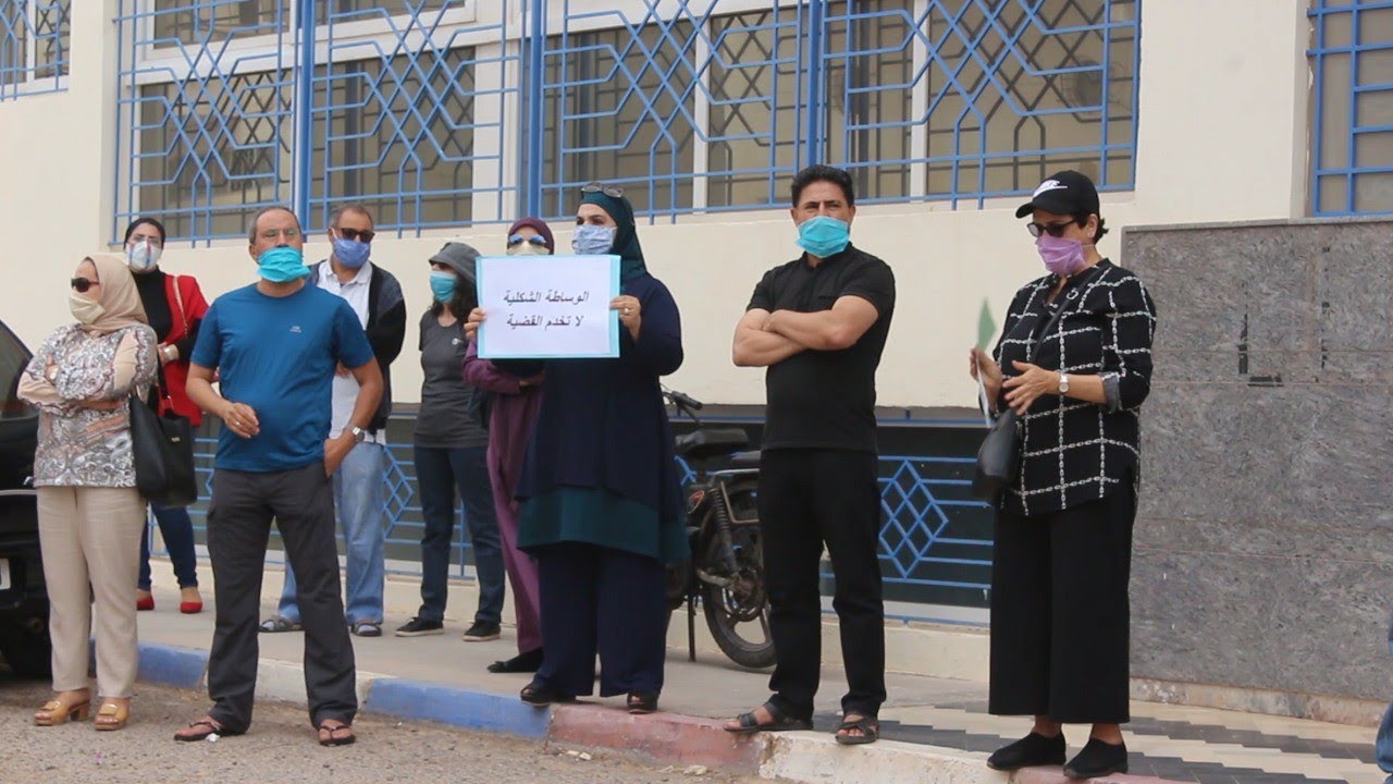 بسبب رفض الحوار ..إحتجاج أولياء تلاميذ أمام مؤسسة خاصة بمدينة أكادير