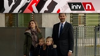 LOS PRINCIPES Y LAS INFANTAS VISITAN AL REY EN EL HOSPITAL