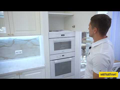 Кухня в классическом стиле совмещенная с гостиной