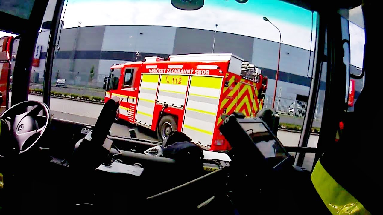 Výjezd hasičů a jízda k zásahu (požár - cvičení v Ostravě-Vítkovicích).