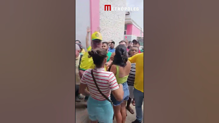Apoiadores se juntam em oração ao ver Bolsonaro na ambulância