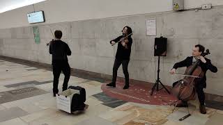 Король и Шут - Лесник - жжёт Игорь Балашов со #скрипачом и виолончелистом а зрители подпевают #metro