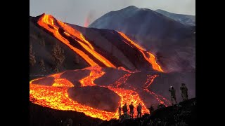 Trrible:La palma volcano`s New New LAVA stream At High speed threatens to devour the church La Palma