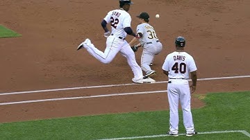 PIT@MIN: Mauer scores from second on throwing error