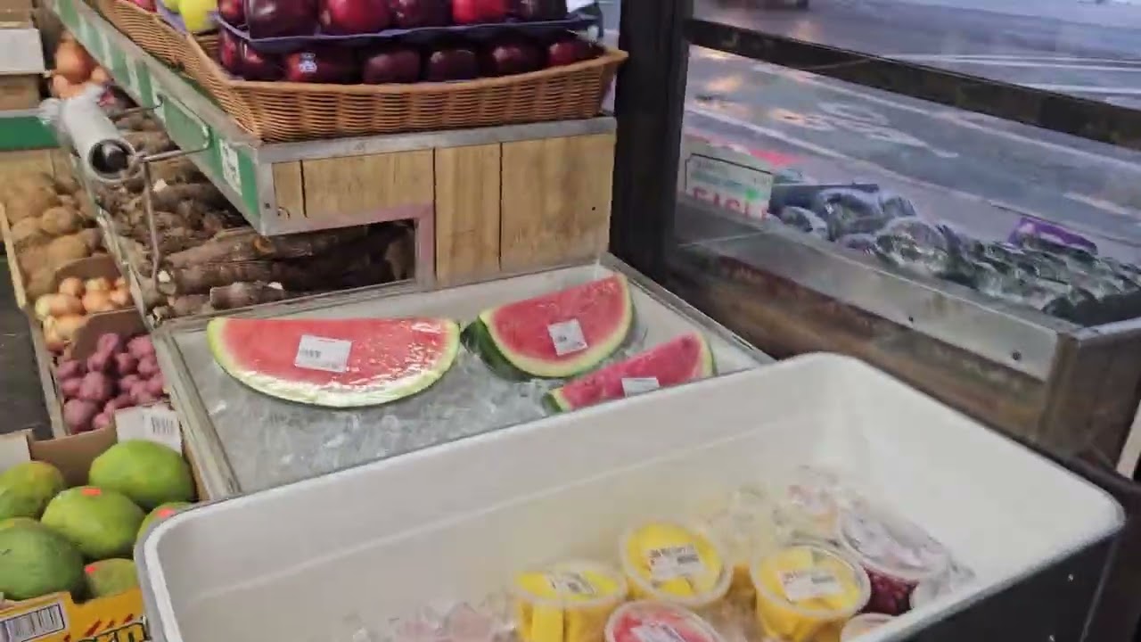 Они нарезают плоды хлебного дерева на мелкие кусочки и продают их в Бронксе! Прогулка по улице Бр...