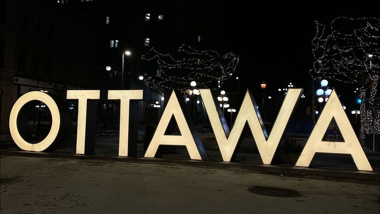 VLOGMAS 13 EXPLORING OTTAWA;CHRISTMAS LIGHTS IN DOWNTOWN OTTAWA NIGHT
