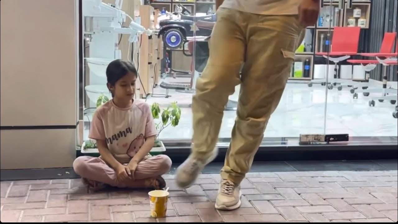 هذه الرجل الحقير يرفس اكل الطفله ولسبب كان جدا صادم!!