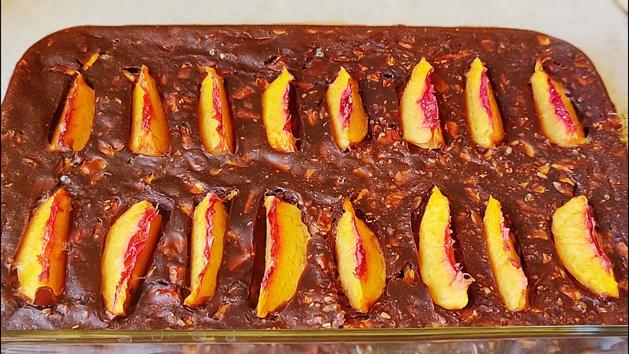 Only 3 min, you'll have this delicious cocoa cakes with peaches. Butter