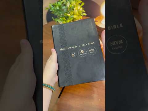 Vídeo: Bíblia Sagrada - Holy Bible | Português e Inglês | NVI Letra Normal | Preta