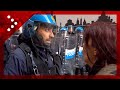 Bologna, faccia a faccia tra manifestante e agenti di polizia