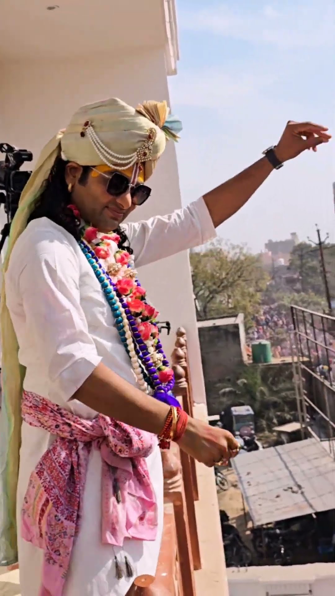 गौरी गोपाल आश्रम में पधारे भक्तों के साथ होली खेलते हुए पूज्य महाराज जी...