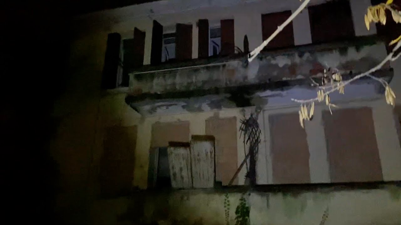 Esplorazione EX CASERMA ABBANDONATA di notte ecco cosa ne rimane di questo posto ad oggi! 