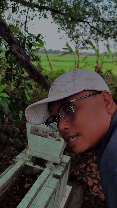 Mbah Joko Petuk is a sacred tomb buried in a public cemetery.