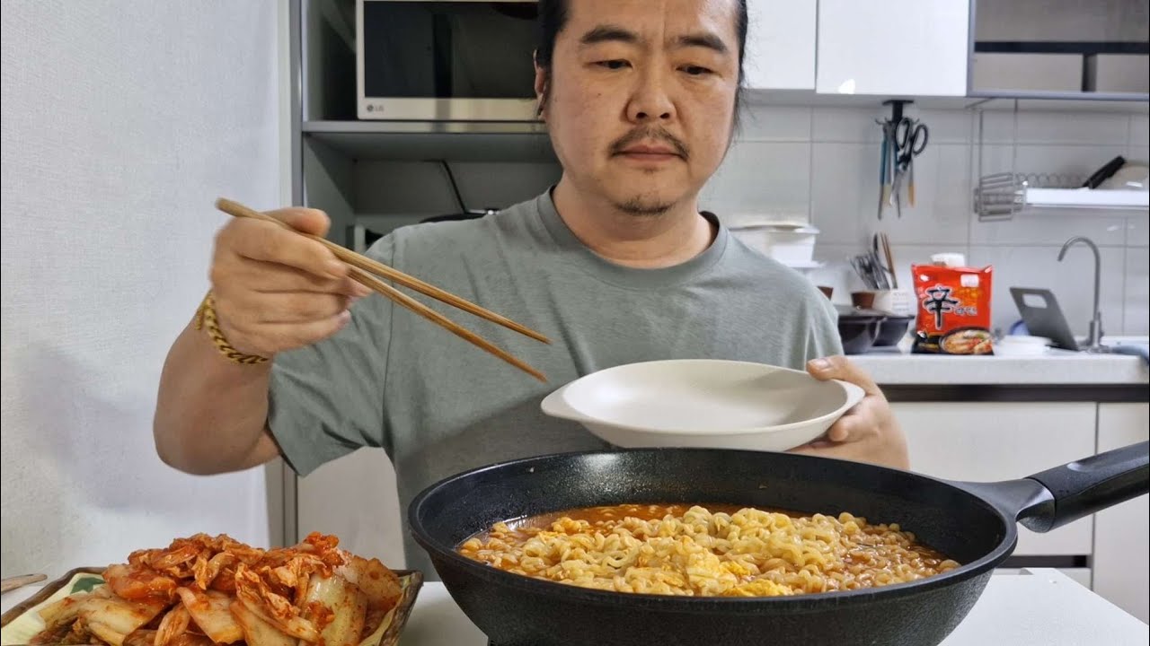 신라면 3봉에 잘익은 아삭 김치 국물 깔끔하게 계란 2개 풀지 않고 끓여 맛있게 잘 먹었습니다 