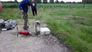 Flaschen schießen mit dem Feuerlöscher | slowmotion screenshot 4