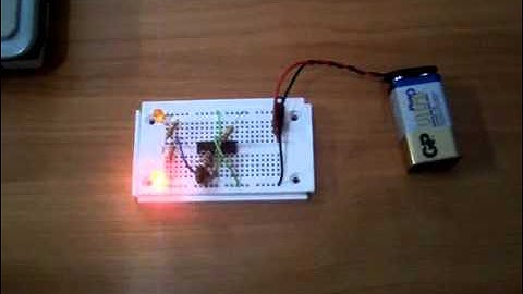 Two LED flashing alternate display using LM324