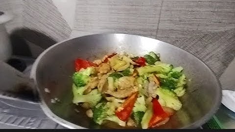 IT'S MY FIRST TIME COOKING CHICKEN BROCCOLI WITH THE TWIST TARA TIKIMAN NA YAN😘