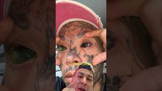 Tatuajes De Ojos En Colores Rosa Y Verde Encima Del Negro