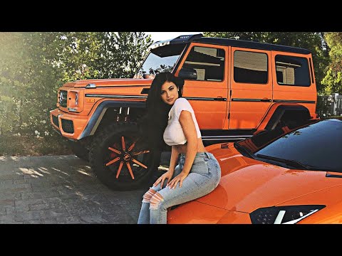 Video: Kylie Jenner Is In Die Luukse Rolls Royce Bespot Op Die Foto Vir 'n 