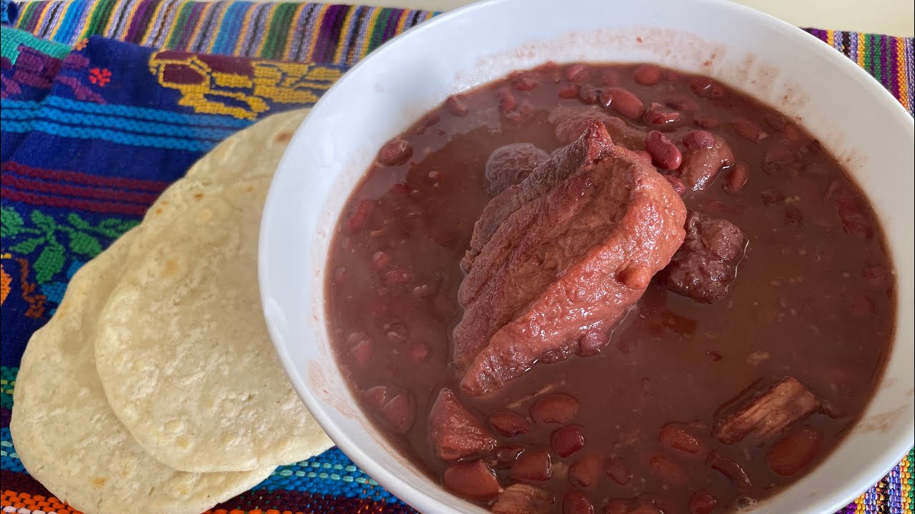 Frijoles rojos con chicharron