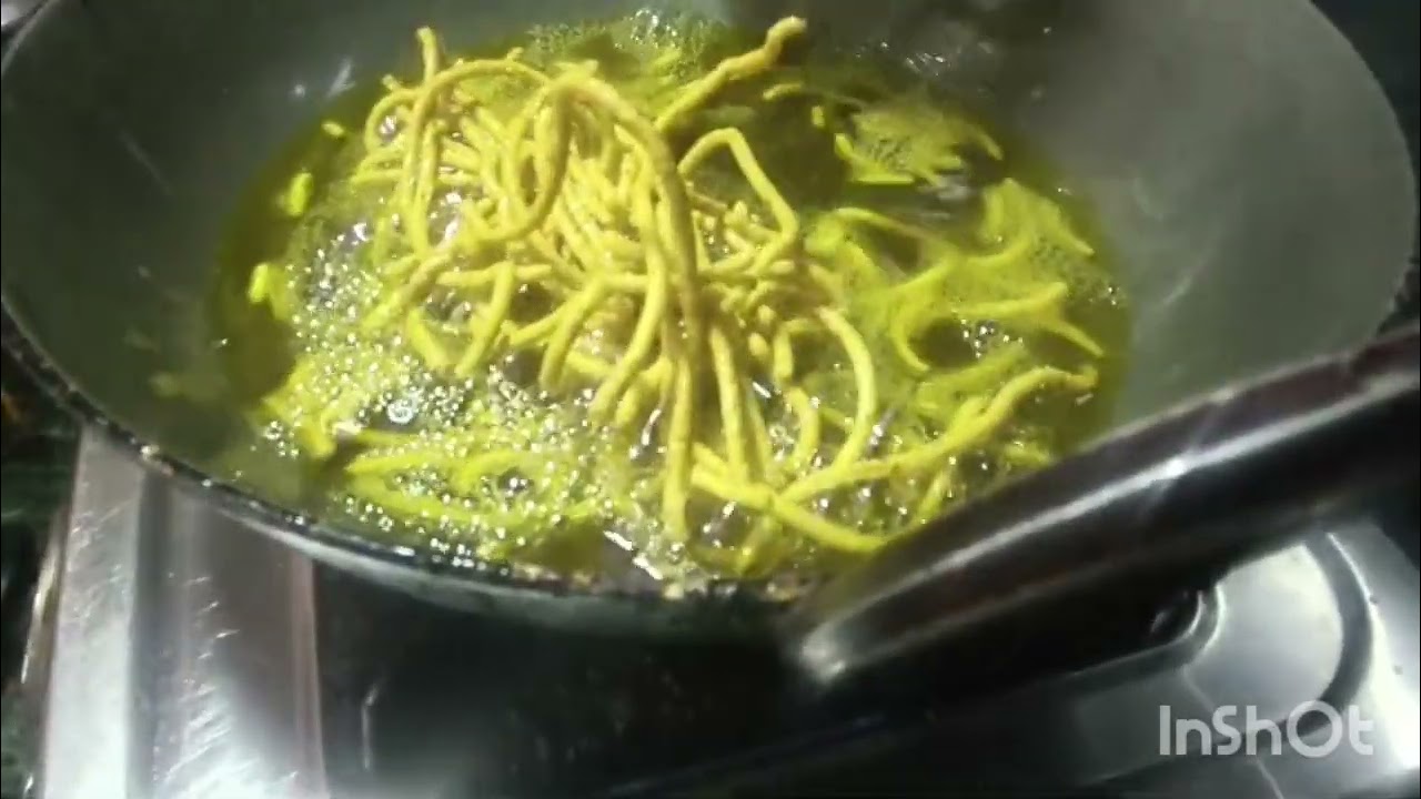 8 se 10 minutes mein banne wale crispy and tasty besan sev aur besan papdi 😋🤤 #subscribe 