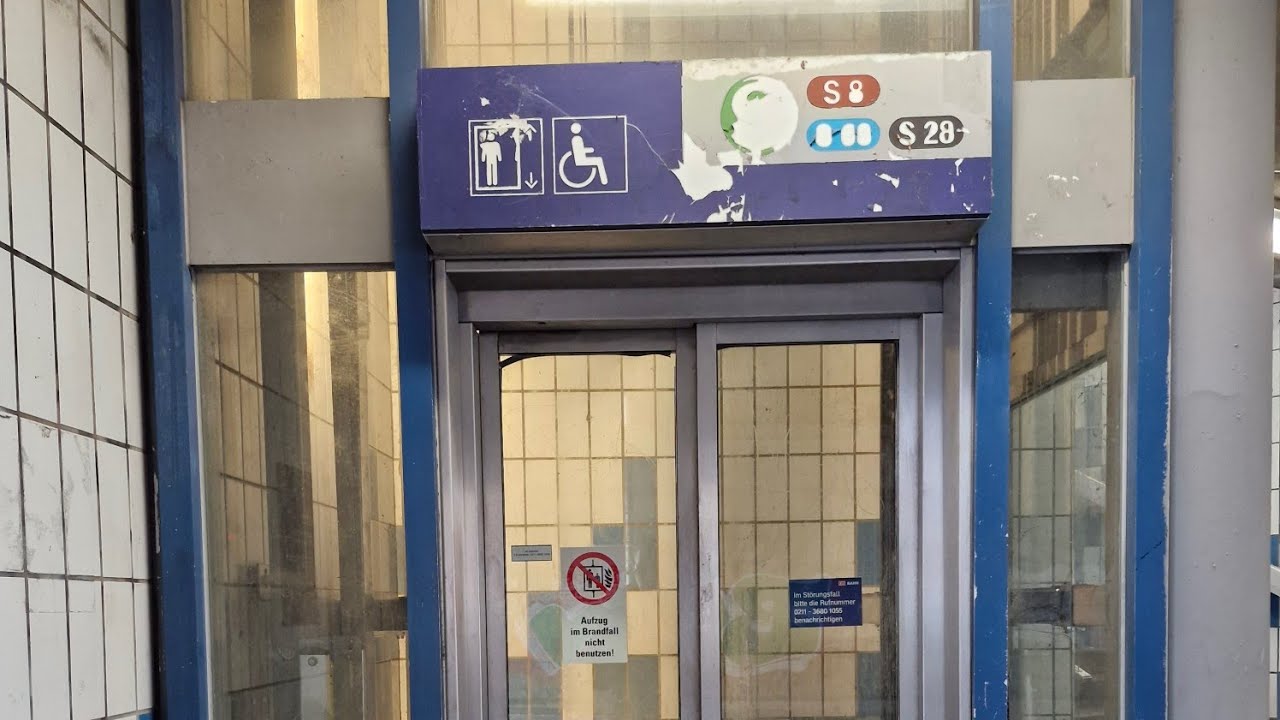 Spooky! 2007 OTIS Gen2 Glasaufzug im S-Bahnhof Düsseldorf-Flingern.