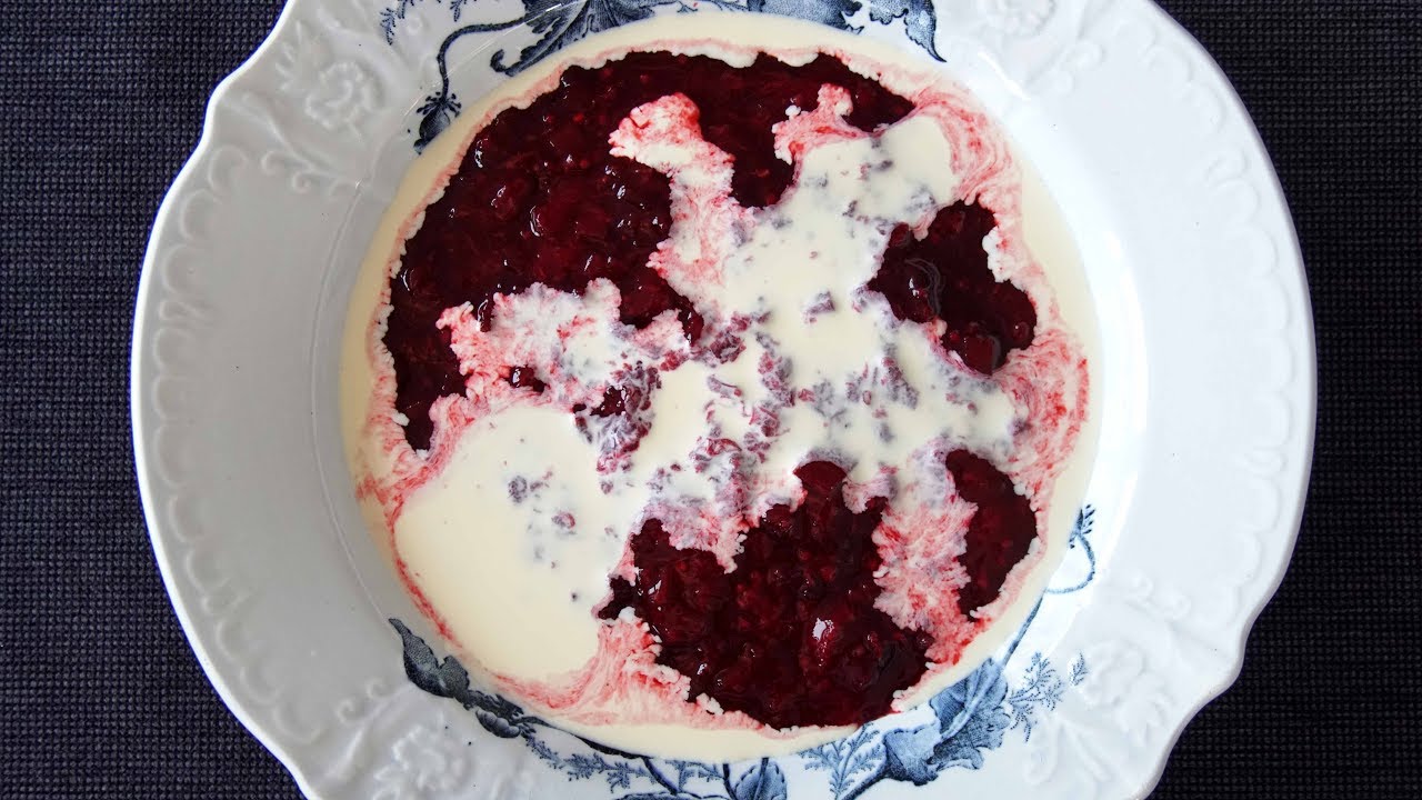 Rødgrød med fløde | Dansk sommergrød med friske bær
